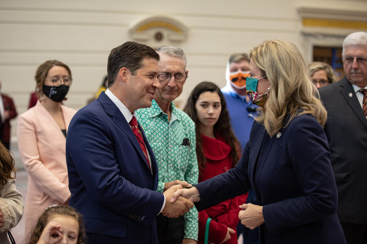 Senate Majority Floor Leader Kim David congratulates Senator Jett.